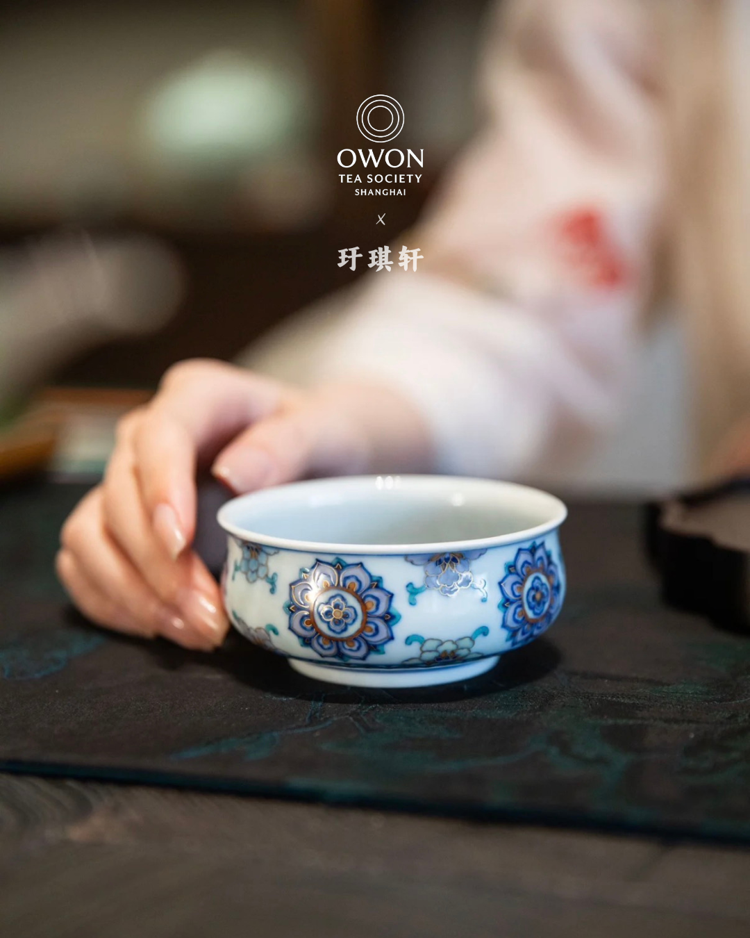 경덕진 두채 명요_우기헌 두채(斗彩) 둔황보상(敦煌宝相) 낮은 화로형 주인배 _玗琪轩_Master tea cup from Jingdezhen Kiln YU QI XUAN