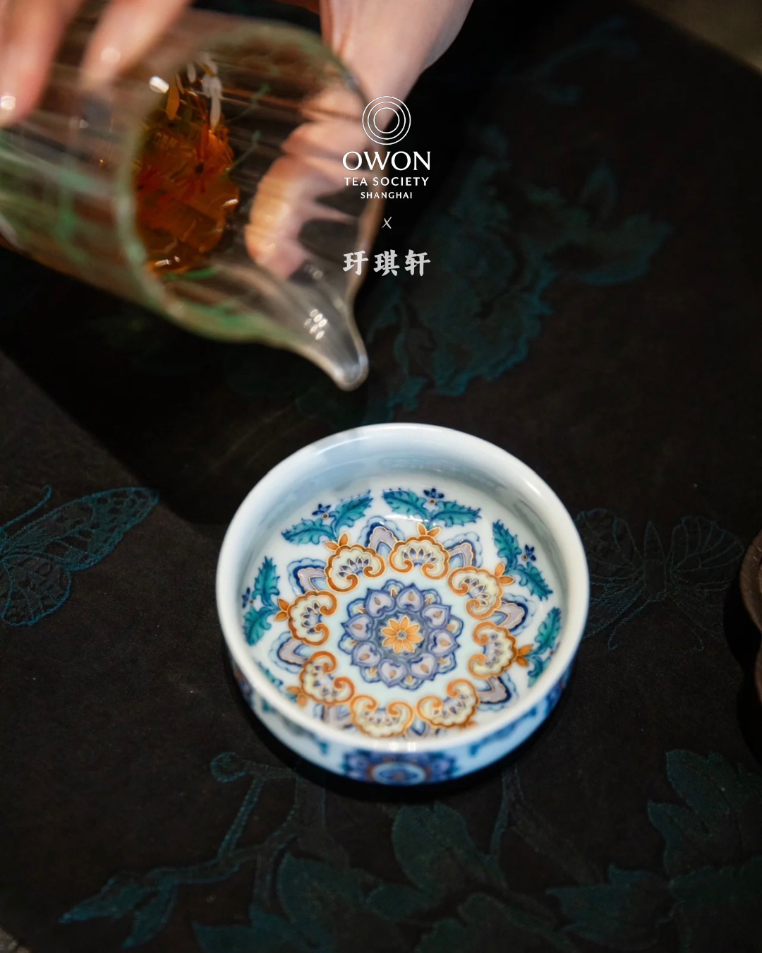 경덕진 두채 명요_우기헌 두채(斗彩) 둔황보상(敦煌宝相) 낮은 화로형 주인배 _玗琪轩_Master tea cup from Jingdezhen Kiln YU QI XUAN