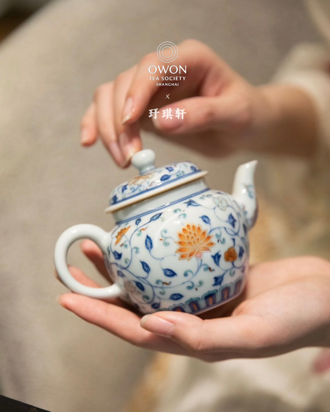 경덕진 두채 명요_우기헌 두채(斗彩) 연꽃 연지문 다관_玗琪轩_Tea pot from Jingdezhen Kiln YU QI XUAN