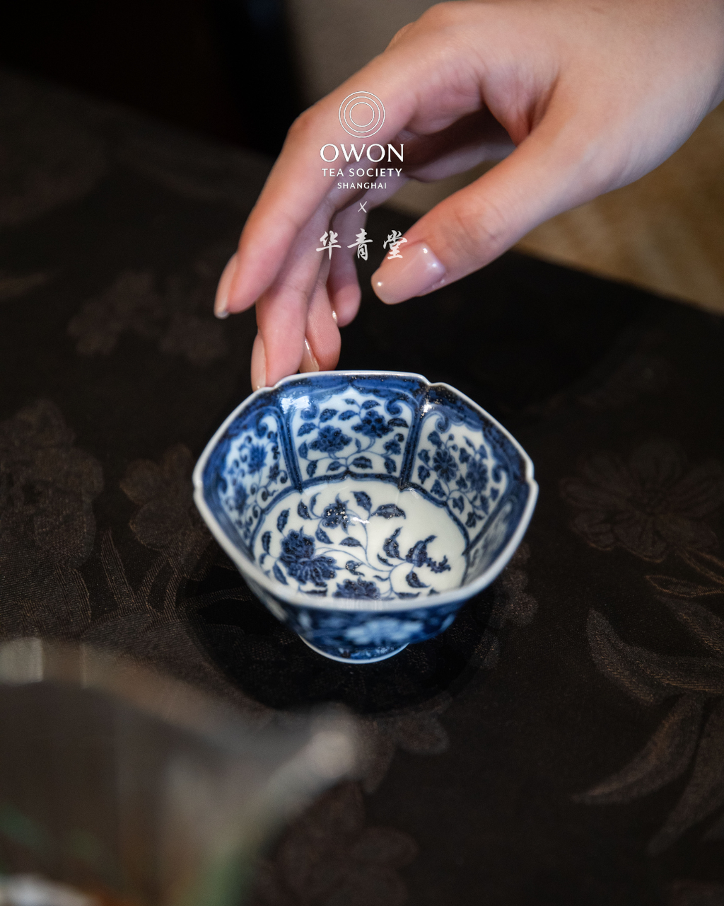 경덕진 청화 명요_화청당 청화(青花) 높은 굽 모란 주인배_华青堂_Master tea cup from Jingdezhen Kiln HUA QING TANG