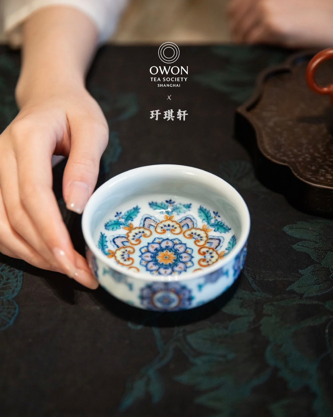 경덕진 두채 명요_우기헌 두채(斗彩) 둔황보상(敦煌宝相) 낮은 화로형 주인배 _玗琪轩_Master tea cup from Jingdezhen Kiln YU QI XUAN