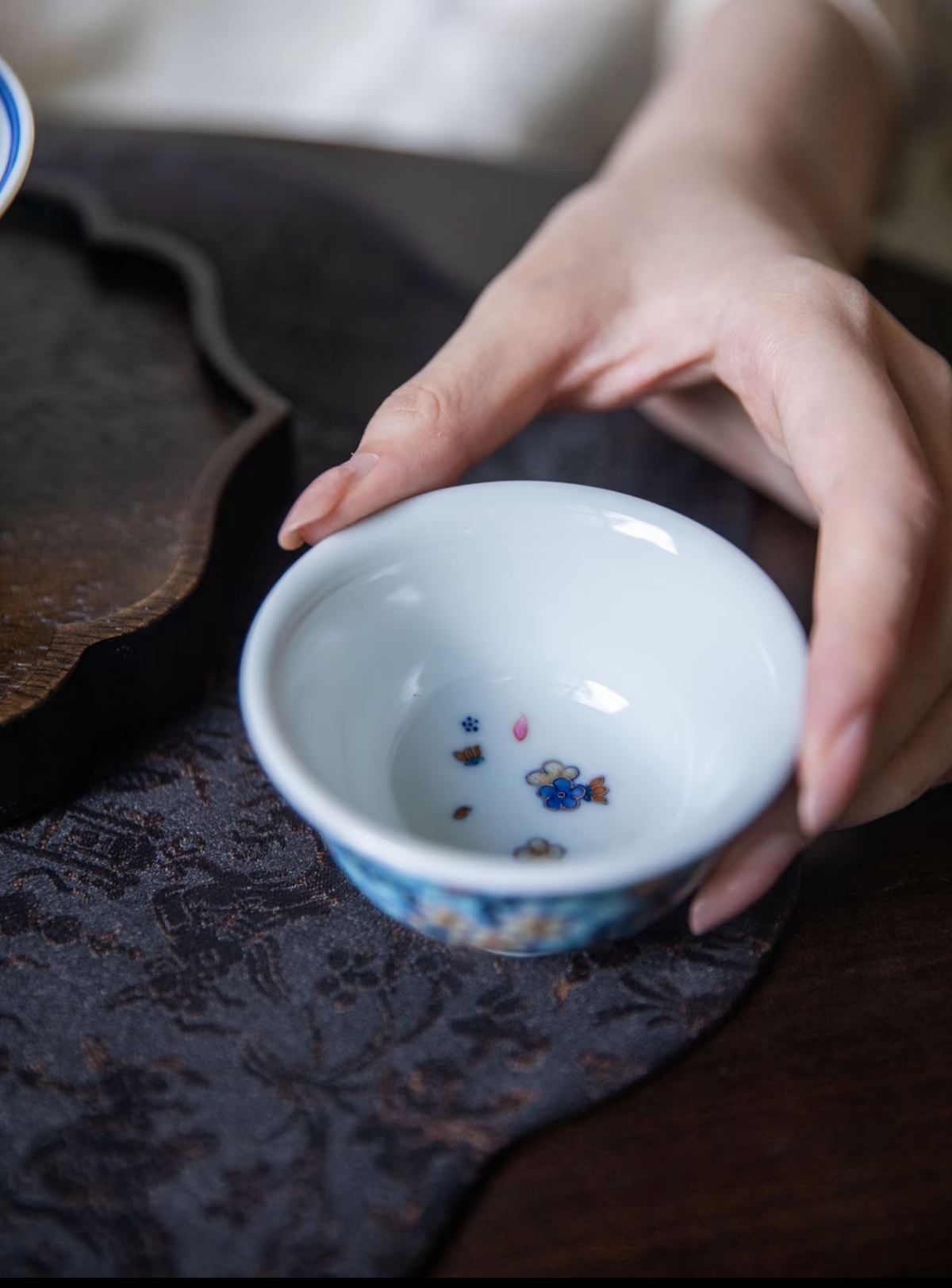 경덕진 두채 명요_우기헌 두채(斗彩) 호수록 빙매(湖水绿冰梅) 압수배_玗琪轩_Master tea cup from Jingdezhen Kiln YU QI XUAN