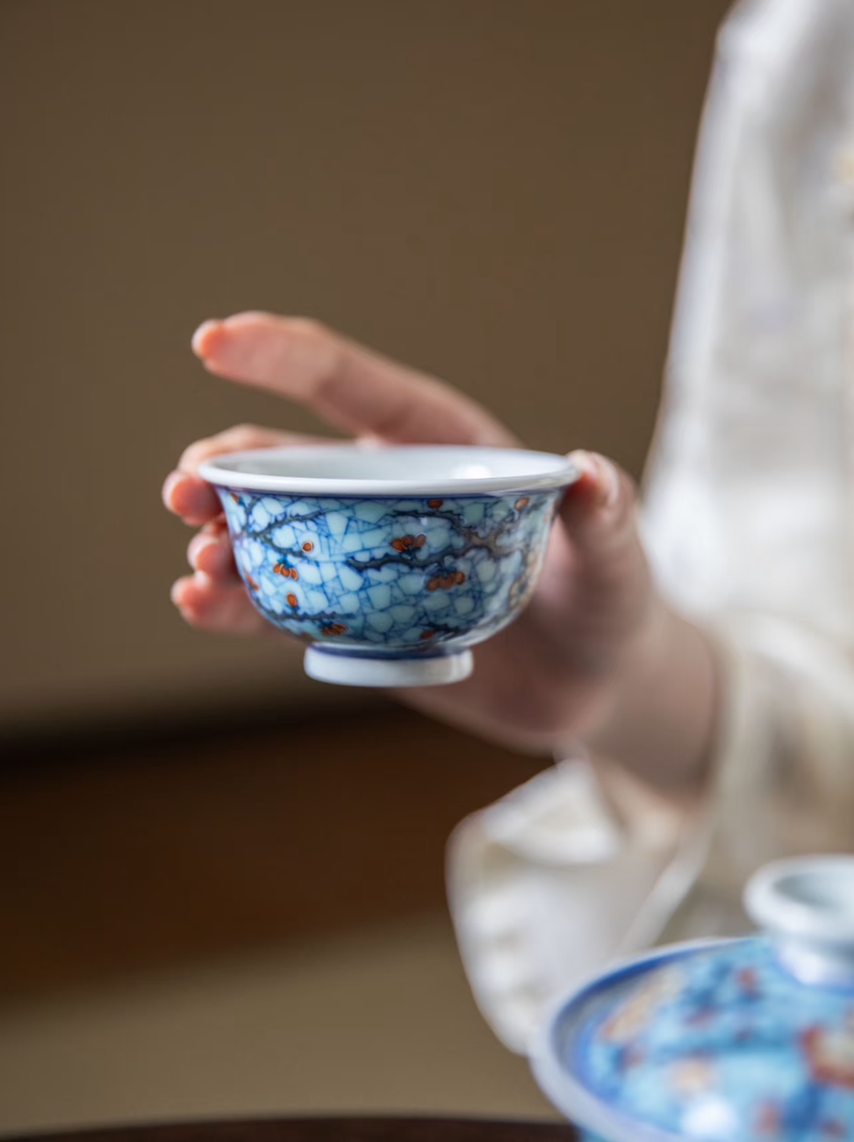 경덕진 두채 명요_우기헌 두채(斗彩) 호수록 빙매(湖水绿冰梅) 압수배_玗琪轩_Master tea cup from Jingdezhen Kiln YU QI XUAN