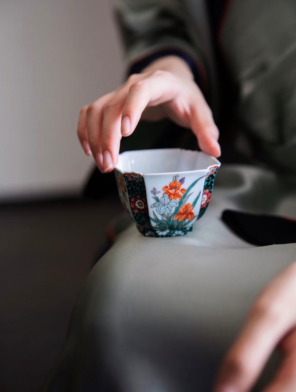 경덕진 고채 명요_고열화풍 고채(古彩) 사계 팔각배 _古阅和风_Master tea cup from Jingdezhen Kiln GU YUE HUA FENG
