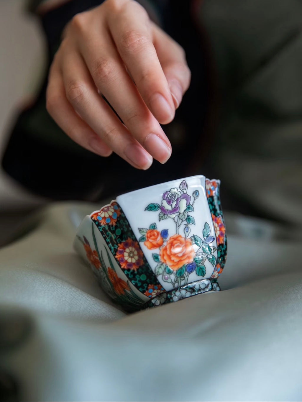 경덕진 고채 명요_고열화풍 고채(古彩) 사계 팔각배 _古阅和风_Master tea cup from Jingdezhen Kiln GU YUE HUA FENG