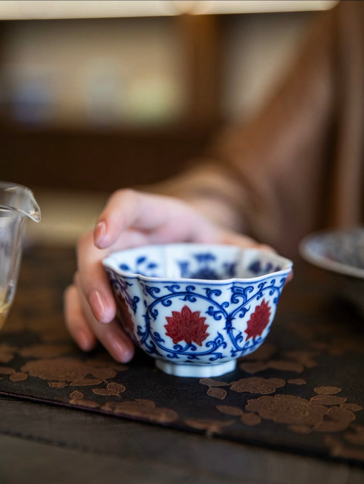 경덕진 청화유리홍 명요_이푸(屹朴) 당초연화문 육각잔_Master tea cup from Jingdezhen Kiln YI PU