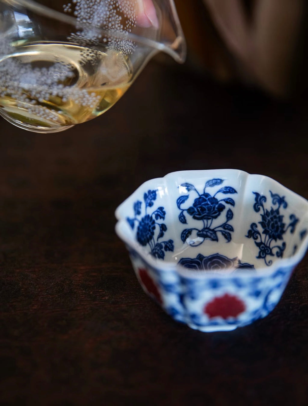 경덕진 청화유리홍 명요_이푸(屹朴) 당초연화문 육각잔_Master tea cup from Jingdezhen Kiln YI PU