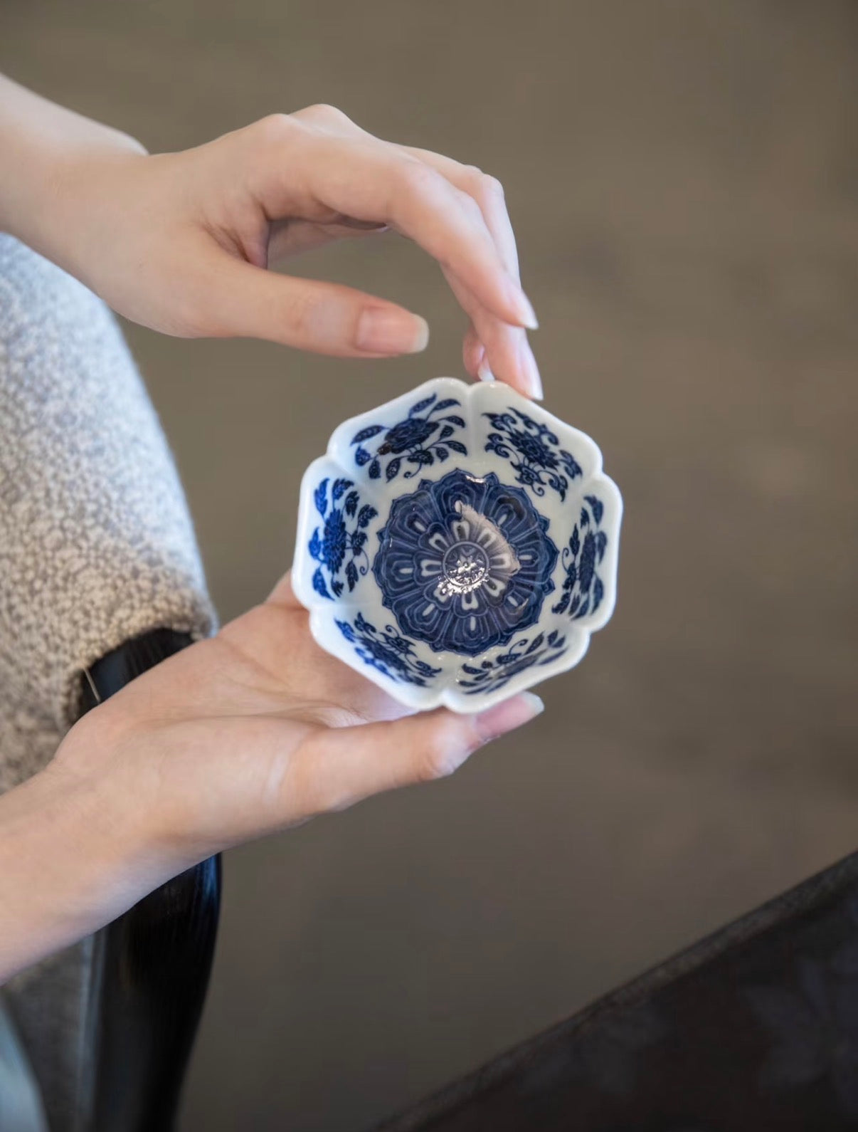 경덕진 청화유리홍 명요_이푸(屹朴) 당초연화문 육각잔_Master tea cup from Jingdezhen Kiln YI PU
