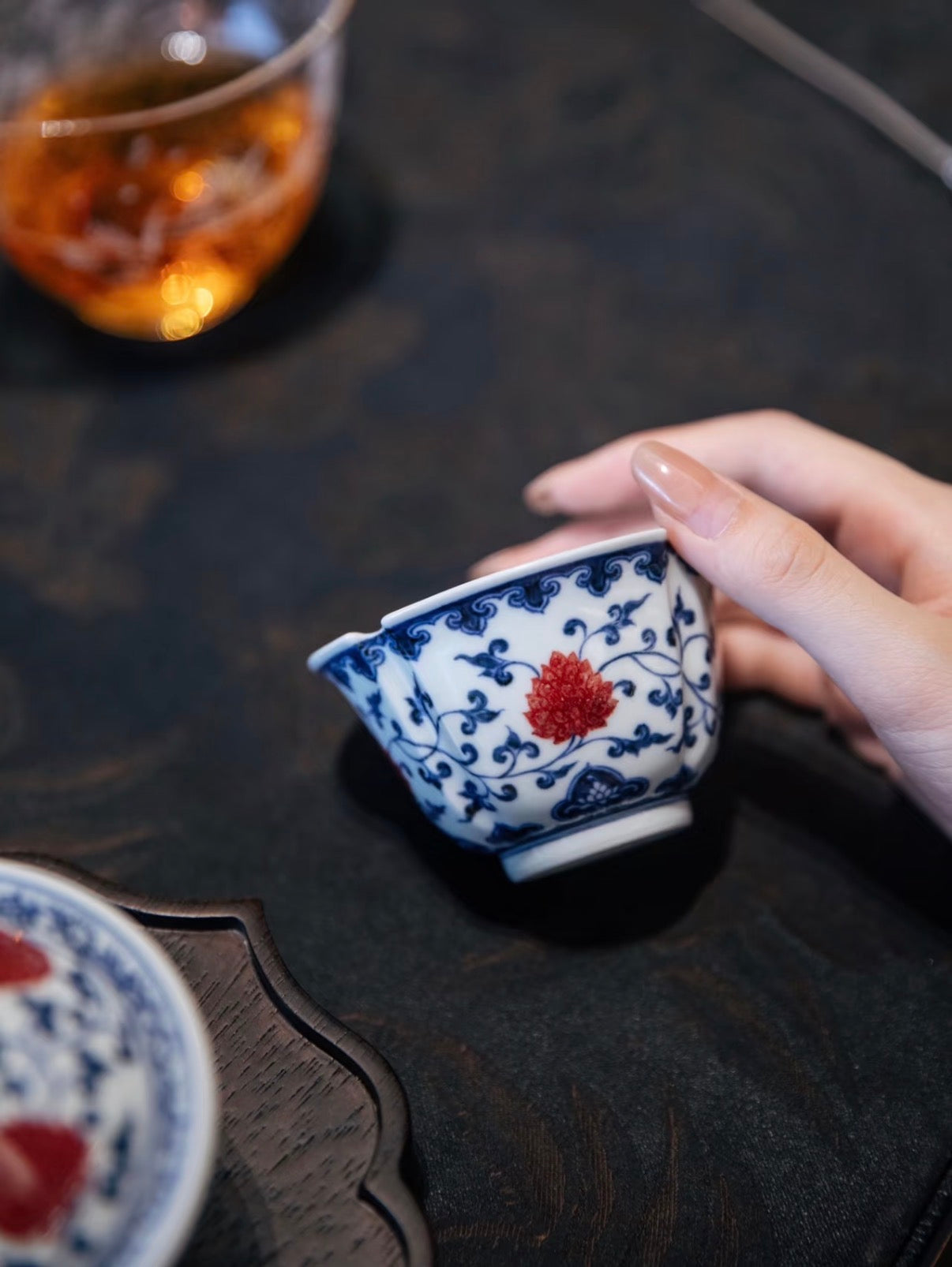 경덕진 청화유리홍 명요_이푸(屹朴) 당초연화문 사각잔_Master tea cup from Jingdezhen Kiln YI PU