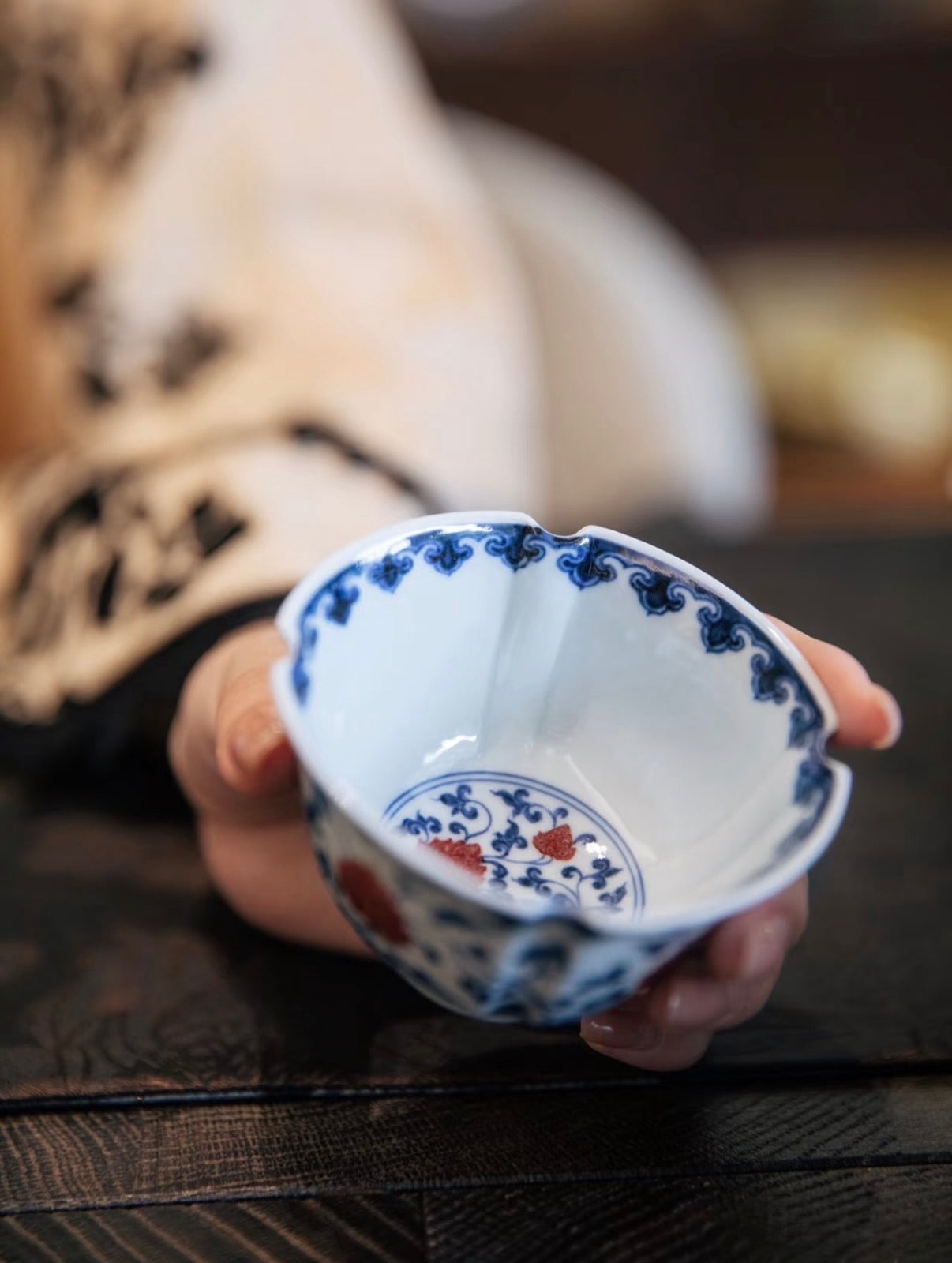 경덕진 청화유리홍 명요_이푸(屹朴) 당초연화문 사각잔_Master tea cup from Jingdezhen Kiln YI PU