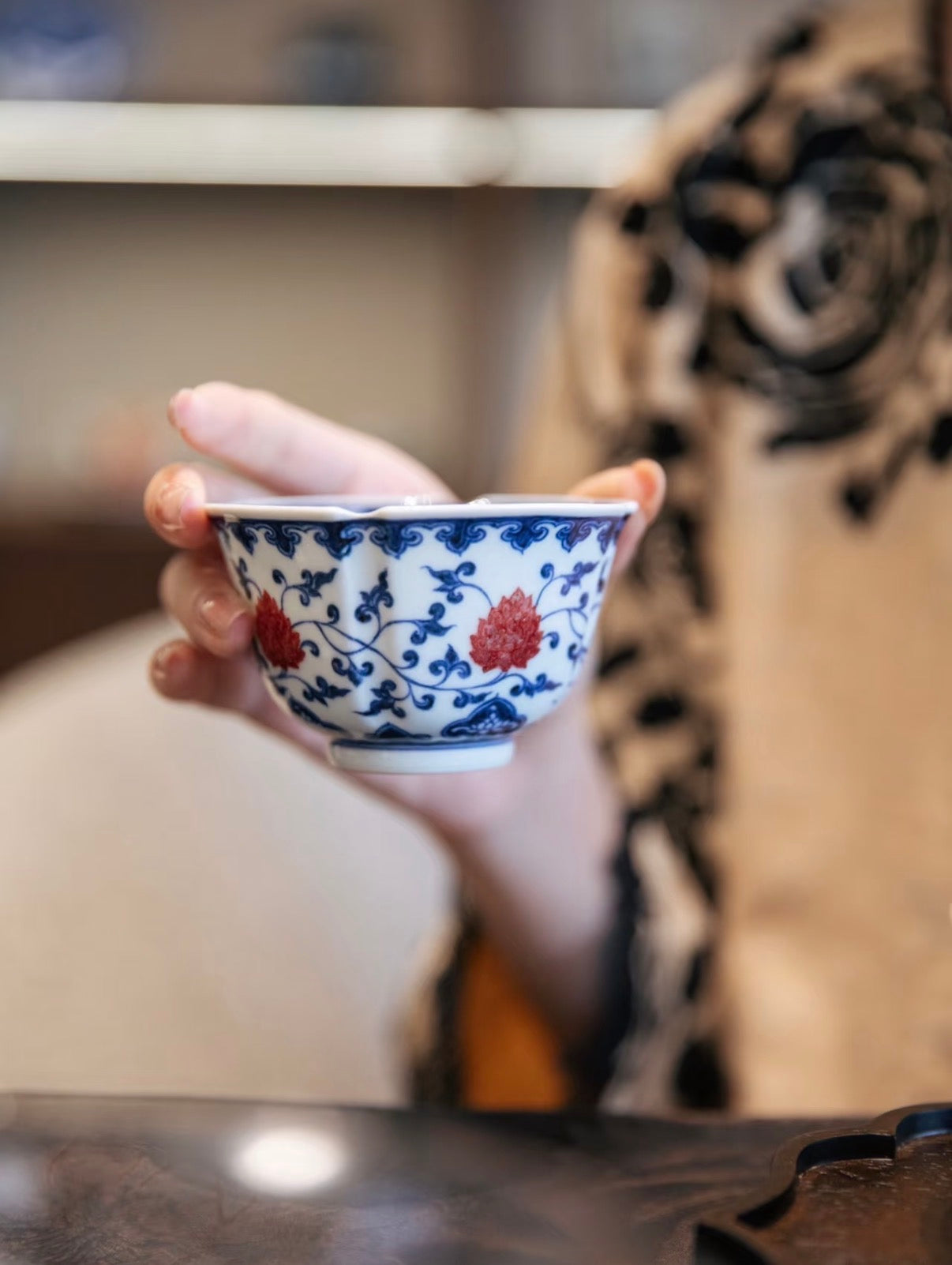 경덕진 청화유리홍 명요_이푸(屹朴) 당초연화문 사각잔_Master tea cup from Jingdezhen Kiln YI PU