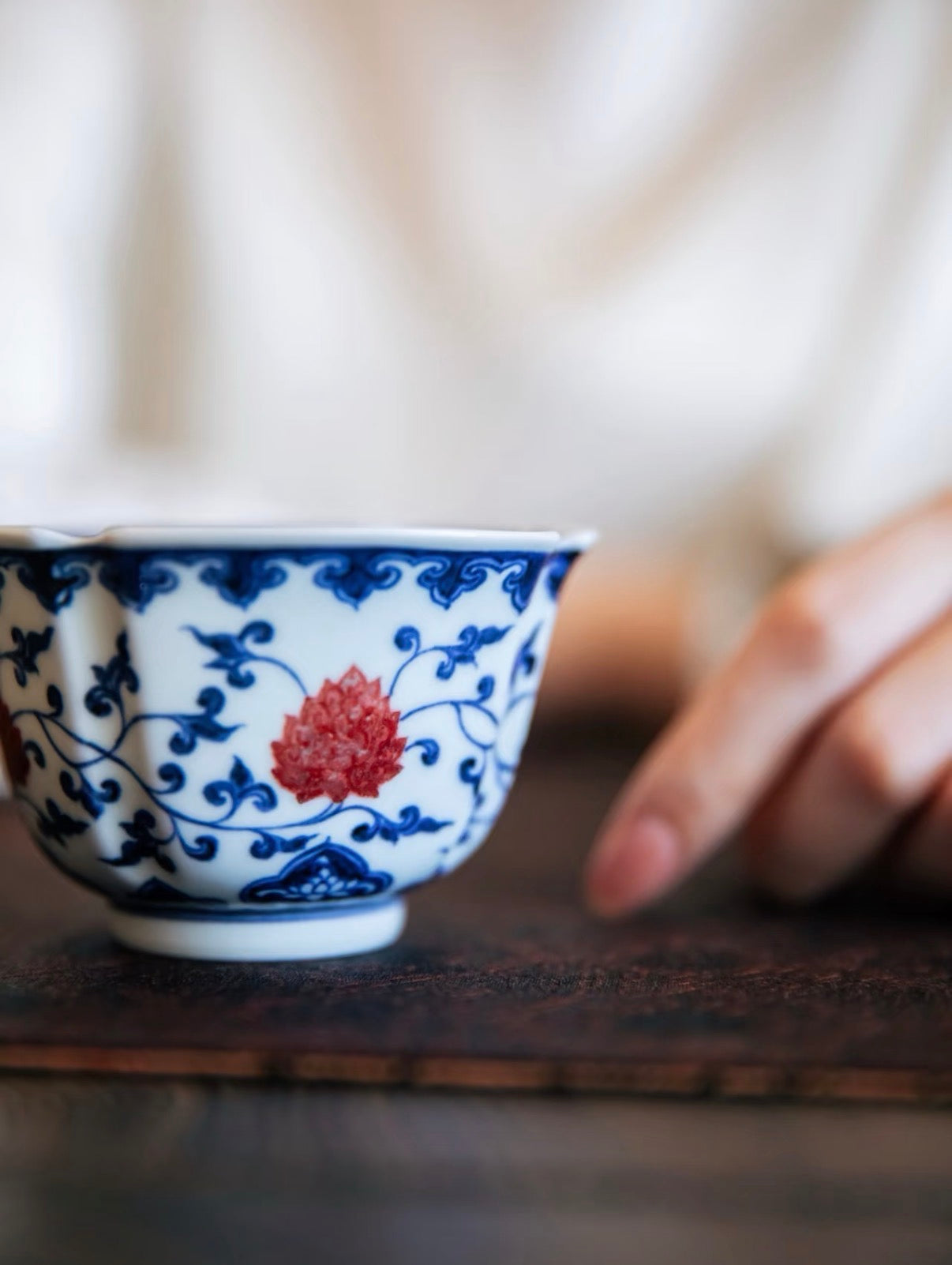 경덕진 청화유리홍 명요_이푸(屹朴) 당초연화문 사각잔_Master tea cup from Jingdezhen Kiln YI PU