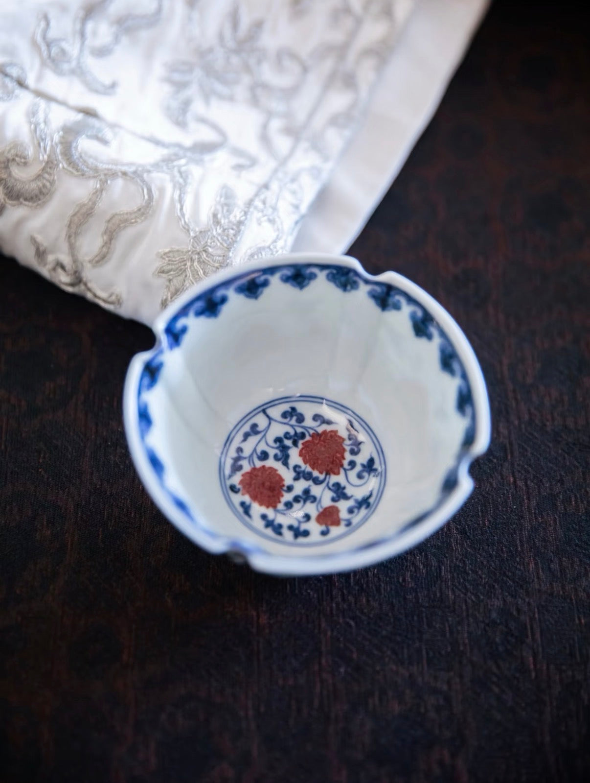 경덕진 청화유리홍 명요_이푸(屹朴) 당초연화문 사각잔_Master tea cup from Jingdezhen Kiln YI PU