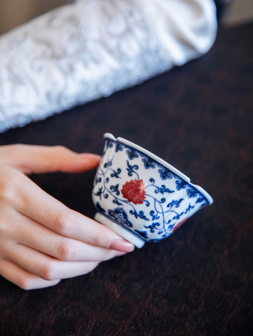 경덕진 청화유리홍 명요_이푸(屹朴) 당초연화문 사각잔_Master tea cup from Jingdezhen Kiln YI PU