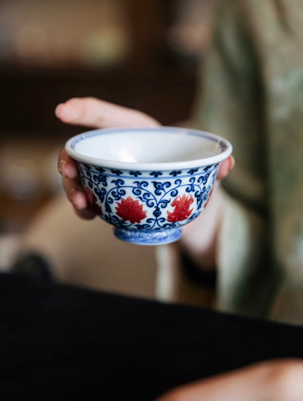 경덕진 청화유리홍 명요_이푸(屹朴) 연화당초문 압수배_Master tea cup from Jingdezhen Kiln YI PU