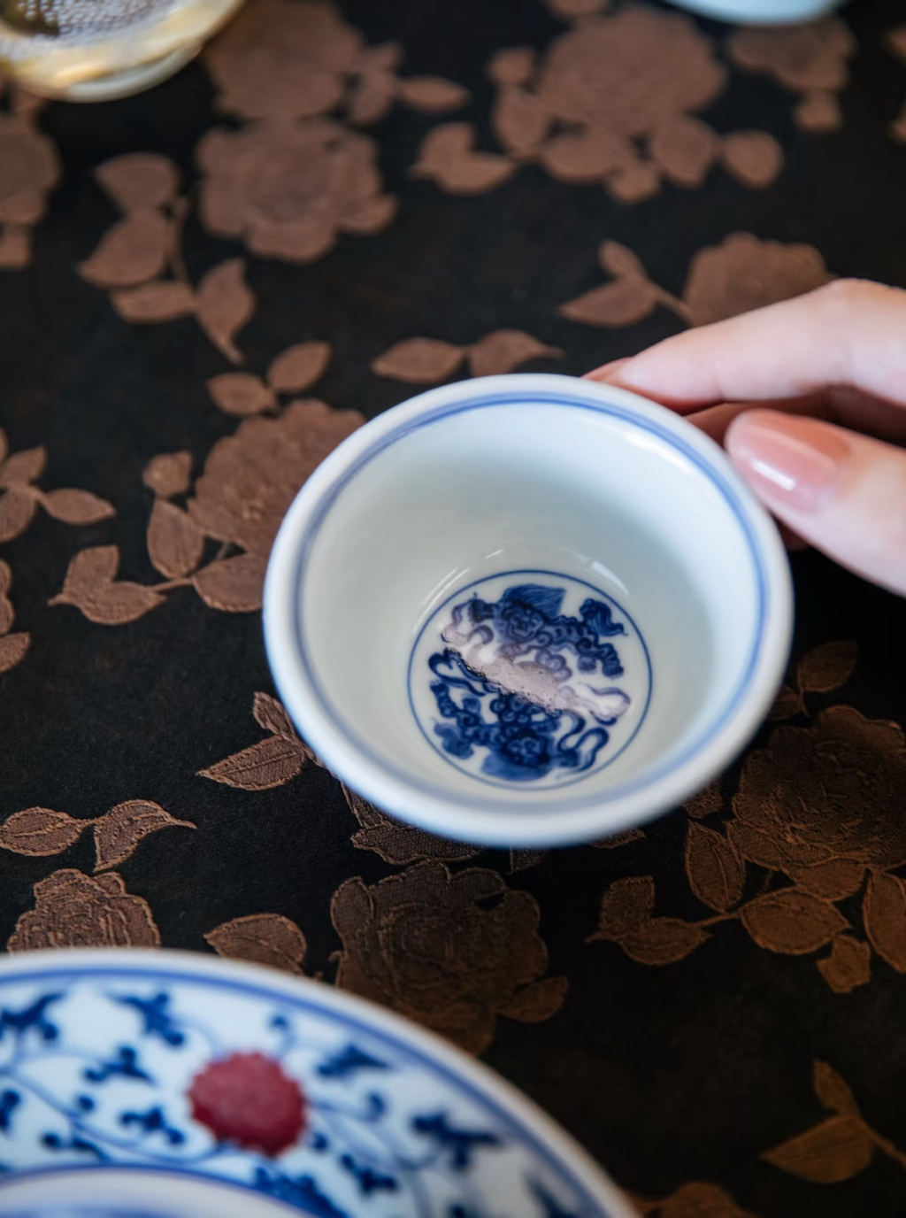 경덕진 청화유리홍 명요_이푸(屹朴) 연화당초문 압수배_Master tea cup from Jingdezhen Kiln YI PU