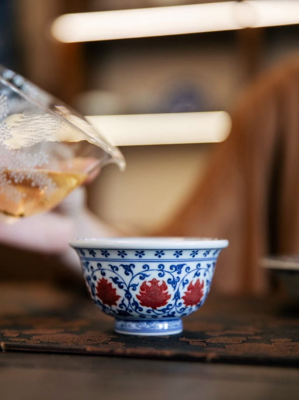 경덕진 청화유리홍 명요_이푸(屹朴) 연화당초문 압수배_Master tea cup from Jingdezhen Kiln YI PU