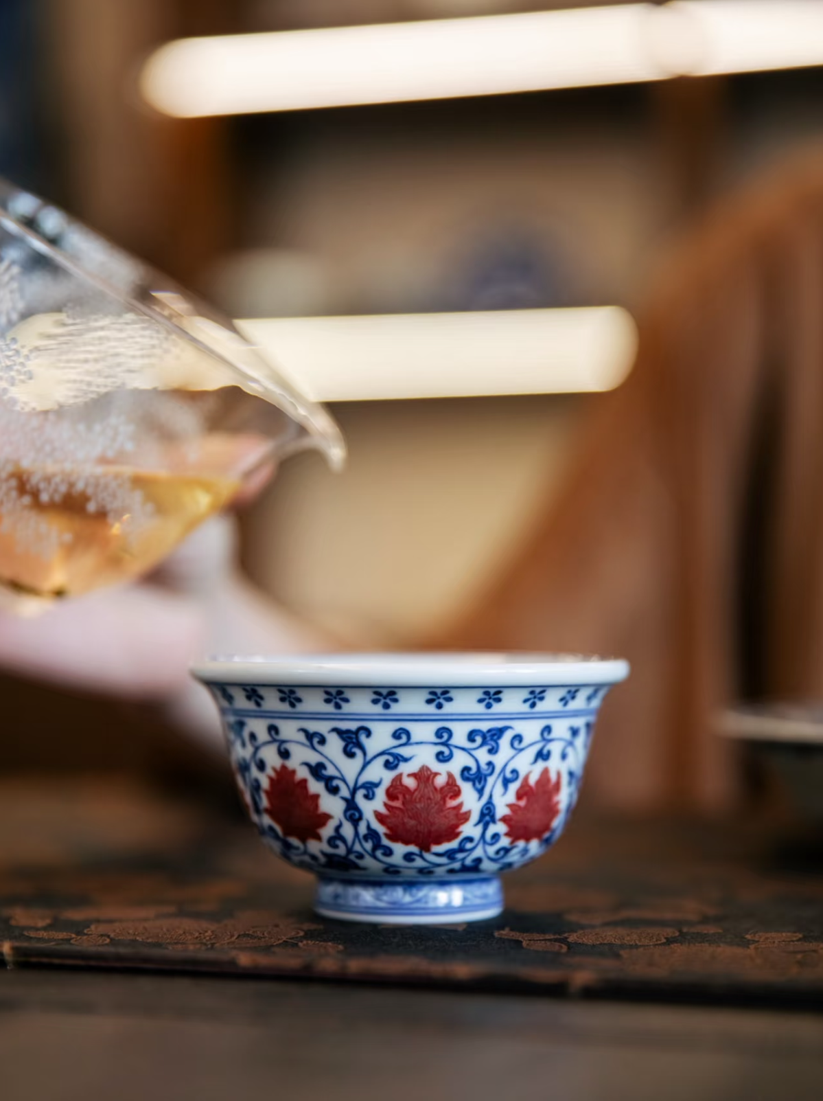 경덕진 청화유리홍 명요_이푸(屹朴) 연화당초문 압수배_Master tea cup from Jingdezhen Kiln YI PU