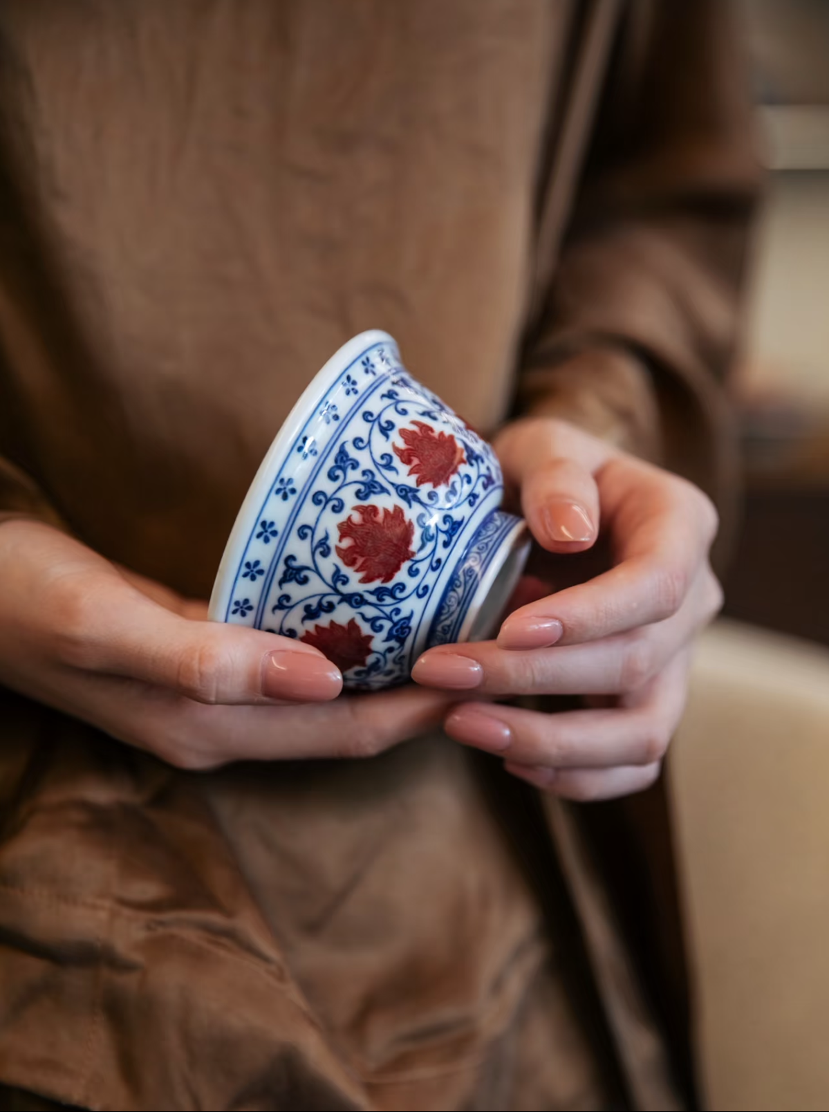 경덕진 청화유리홍 명요_이푸(屹朴) 연화당초문 압수배_Master tea cup from Jingdezhen Kiln YI PU