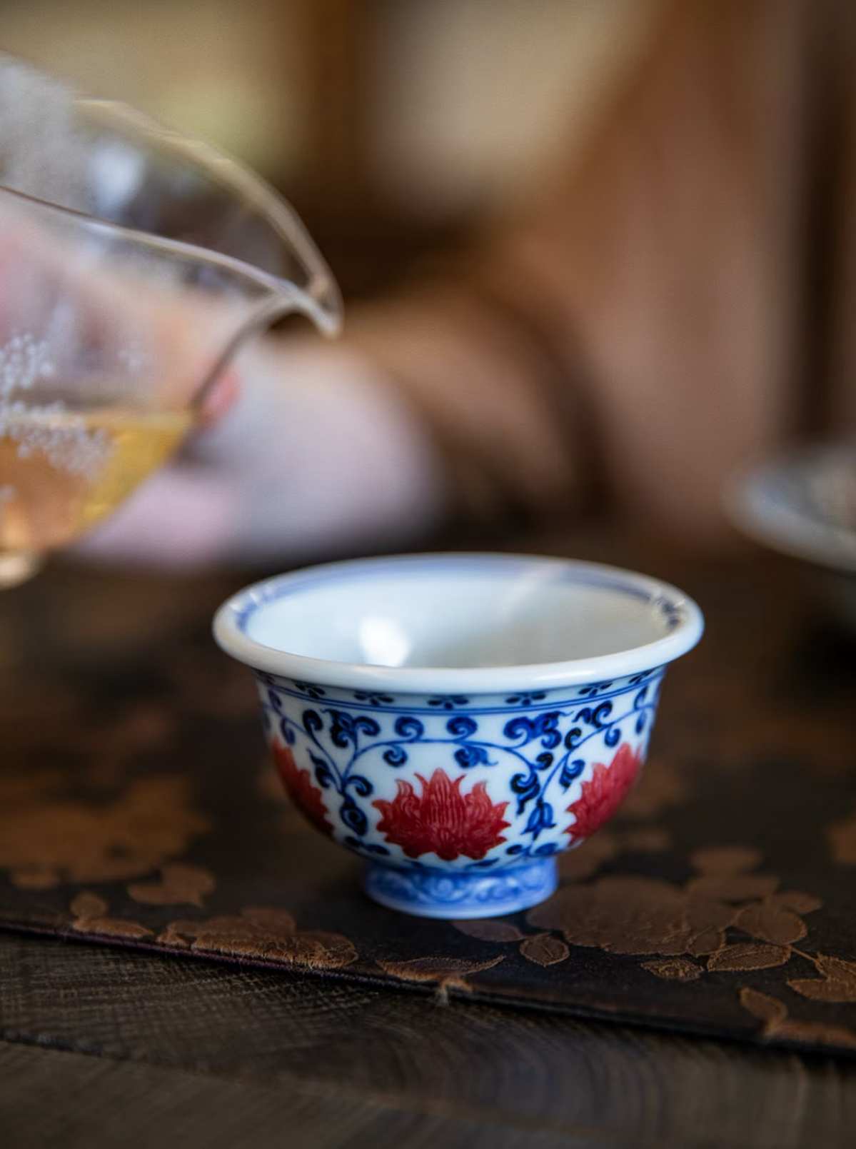 경덕진 청화유리홍 명요_이푸(屹朴) 연화당초문 압수배(소)_Tea cup from Jingdezhen Kiln YI PU