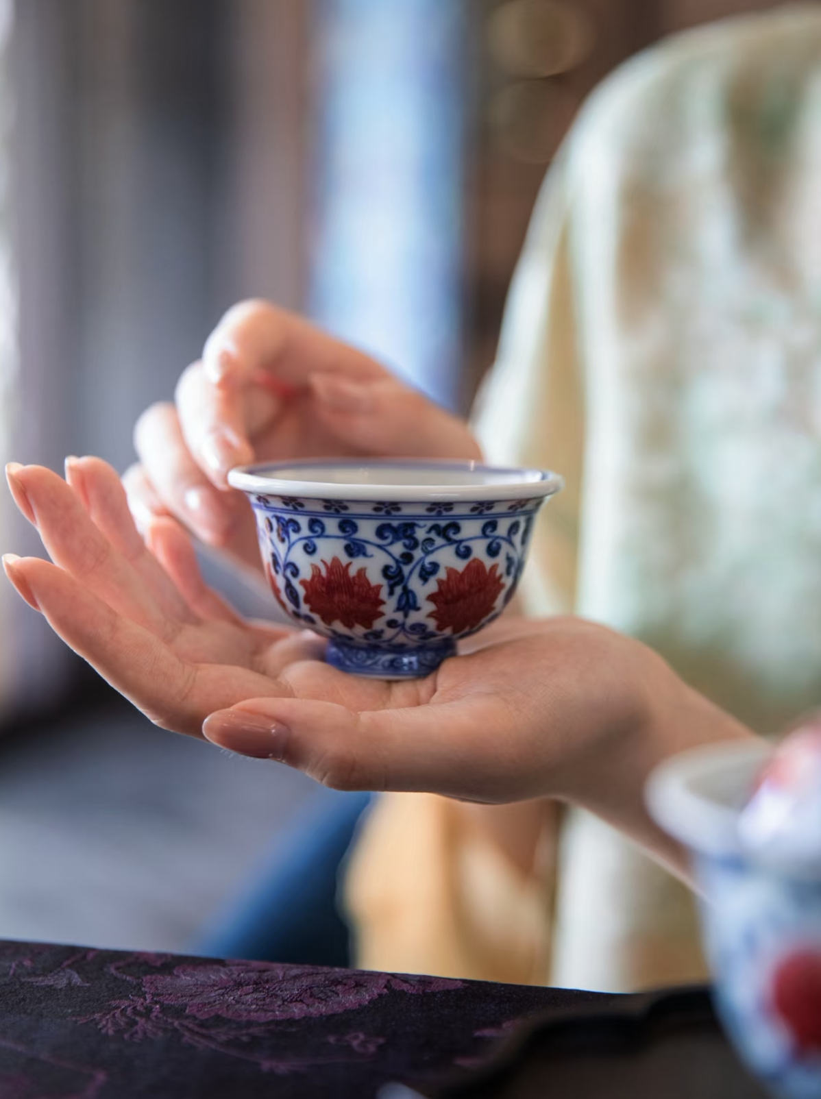 경덕진 청화유리홍 명요_이푸(屹朴) 연화당초문 압수배(소)_Tea cup from Jingdezhen Kiln YI PU
