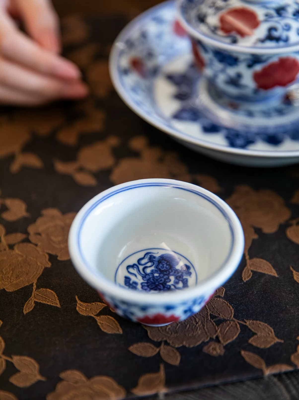 경덕진 청화유리홍 명요_이푸(屹朴) 연화당초문 압수배(소)_Tea cup from Jingdezhen Kiln YI PU