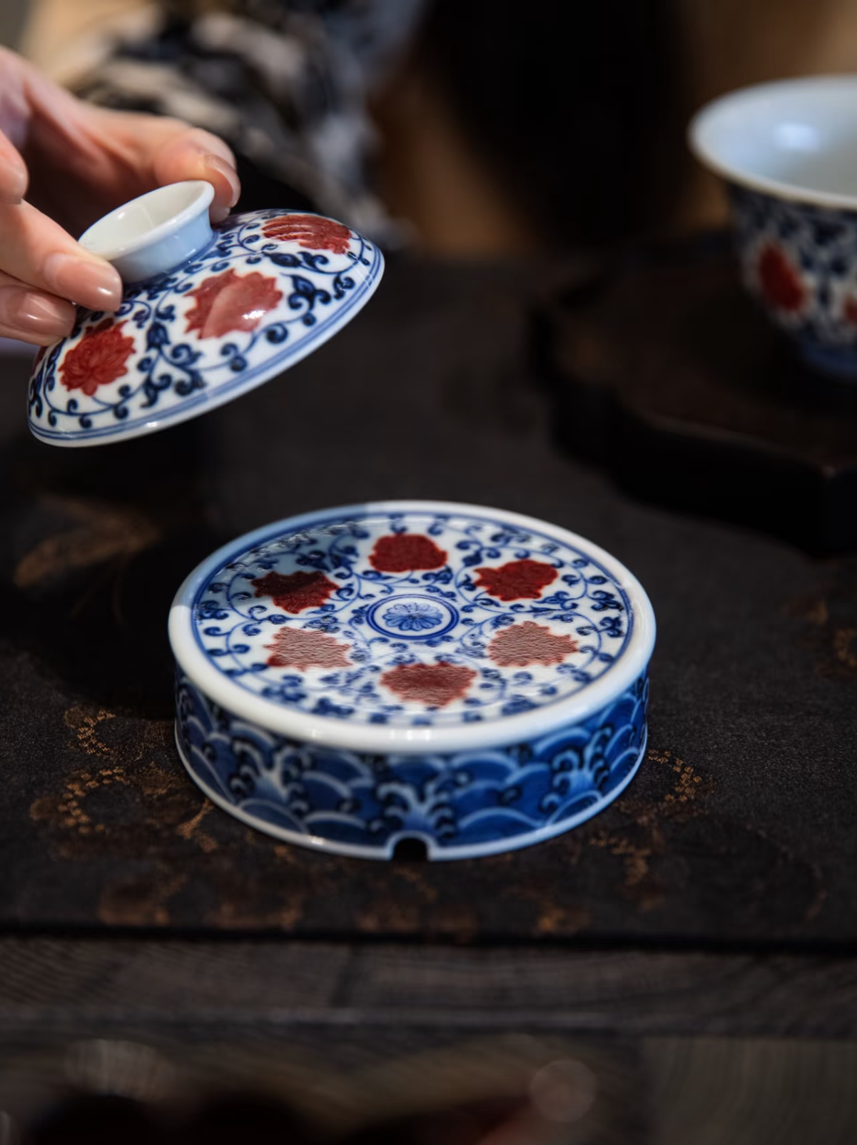 경덕진 청화유리홍 명요_이푸(屹朴) 연화당초문 개치_Lid rest from Jingdezhen Kiln YI PU