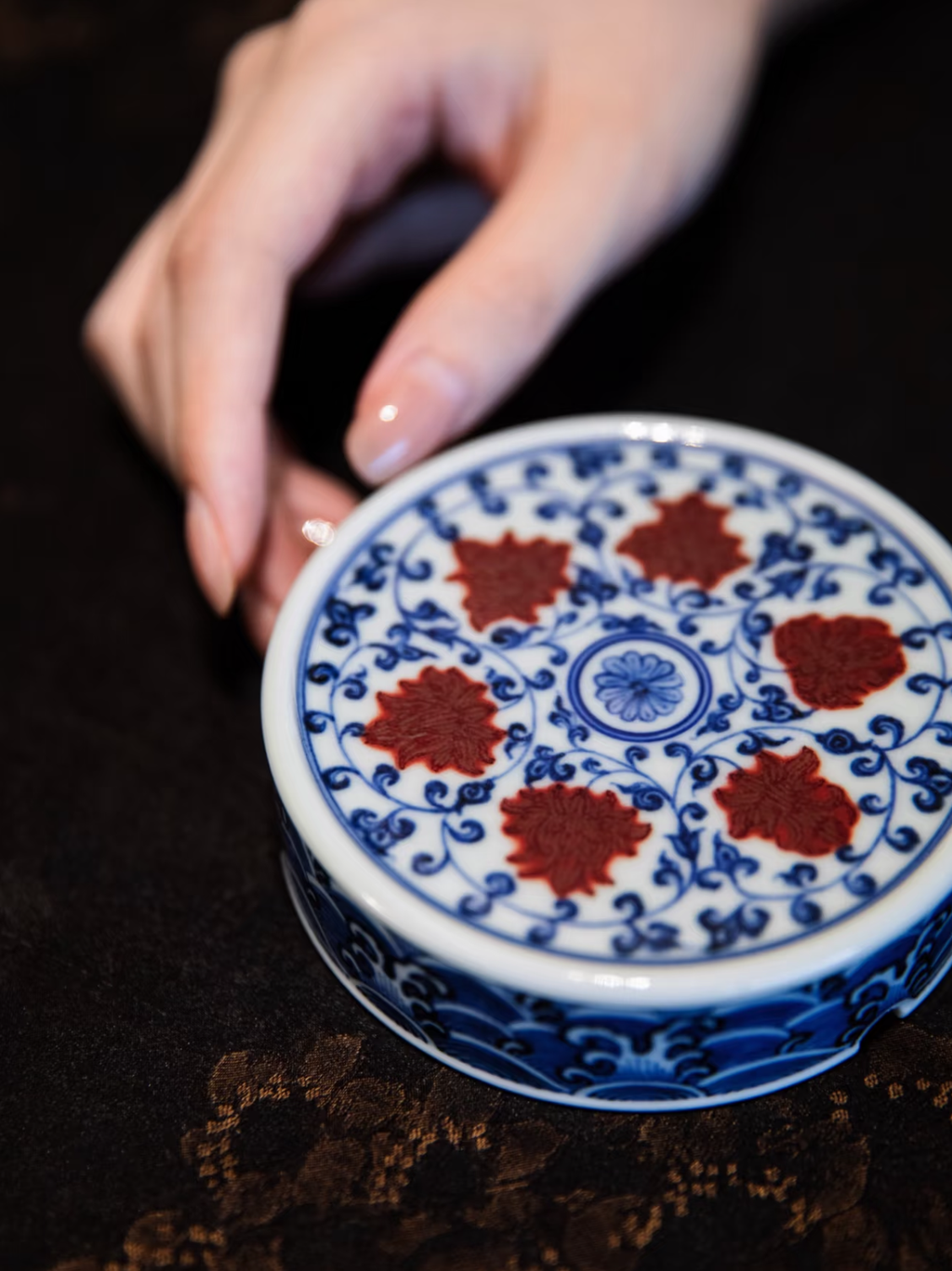 경덕진 청화유리홍 명요_이푸(屹朴) 연화당초문 개치_Lid rest from Jingdezhen Kiln YI PU