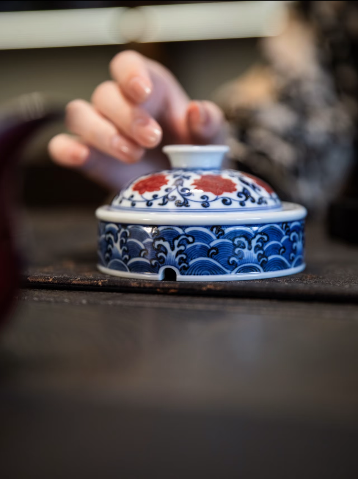 경덕진 청화유리홍 명요_이푸(屹朴) 연화당초문 개치_Lid rest from Jingdezhen Kiln YI PU